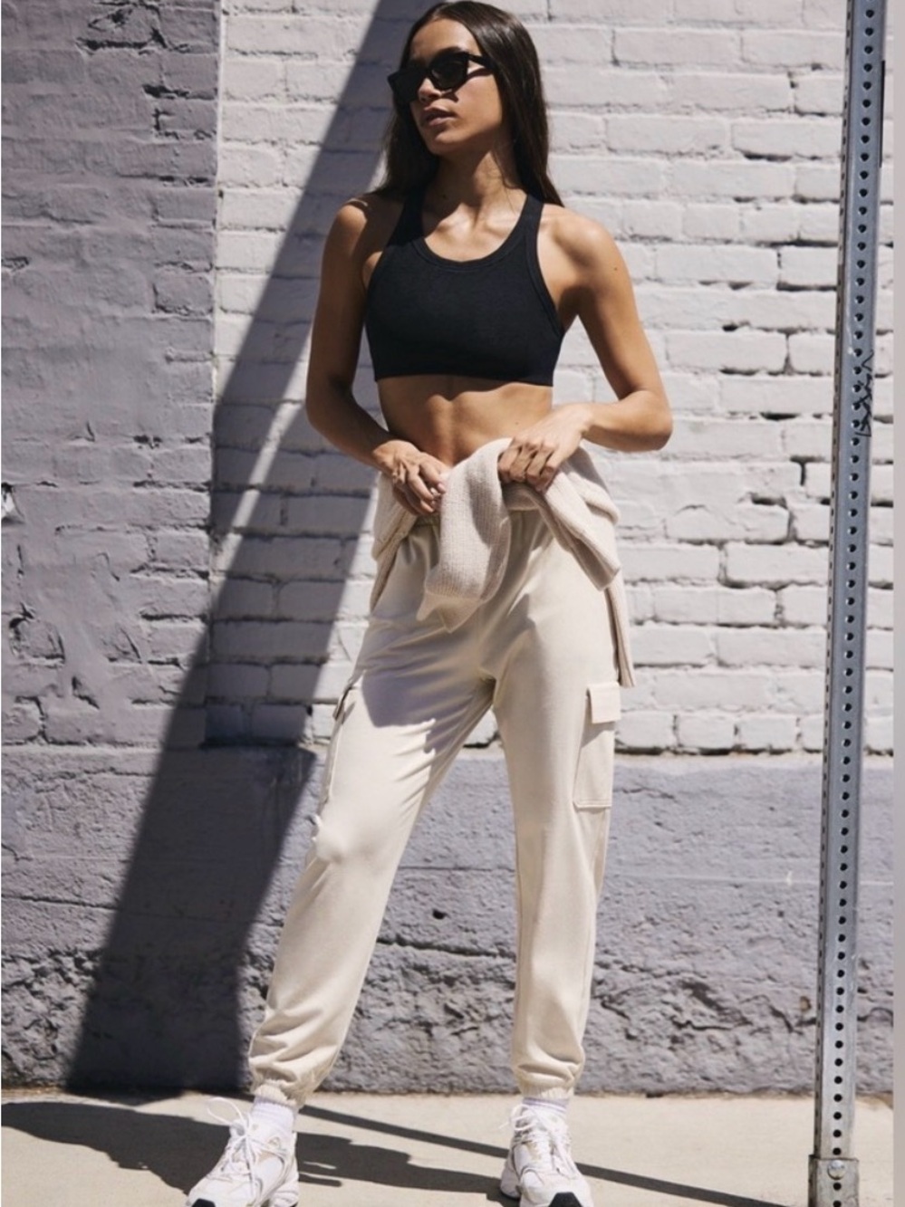 Vuori Women’s Milkweed Cream Cargo Joggers Like New Size Small